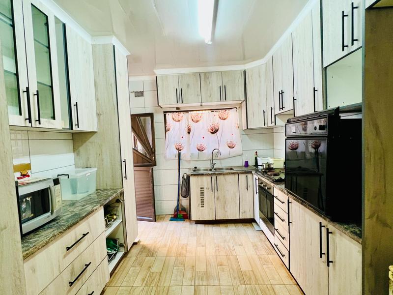 4 Bedroom Property for Sale in Umlazi KwaZulu-Natal