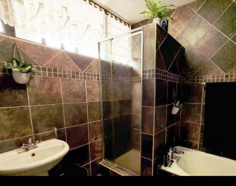 2 Bedroom Property for Sale in Amanzimtoti KwaZulu-Natal