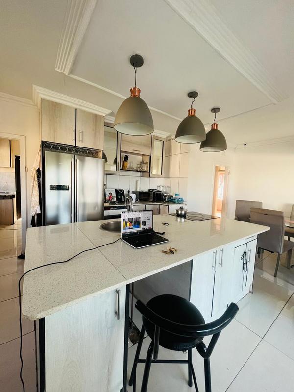 5 Bedroom Property for Sale in Uvongo KwaZulu-Natal