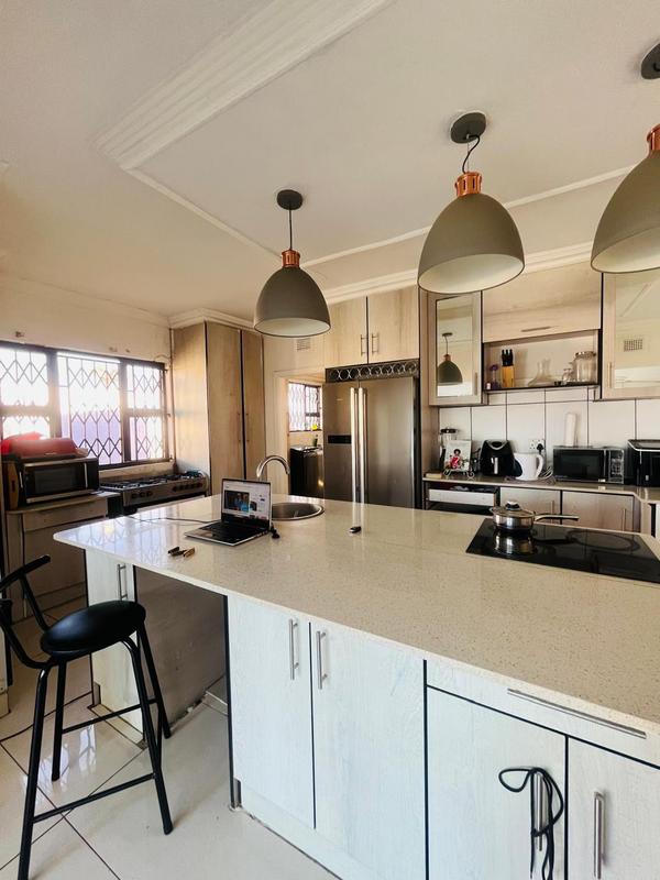 5 Bedroom Property for Sale in Uvongo KwaZulu-Natal