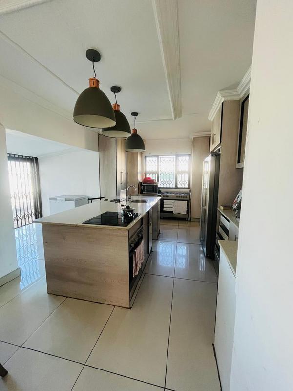 5 Bedroom Property for Sale in Uvongo KwaZulu-Natal
