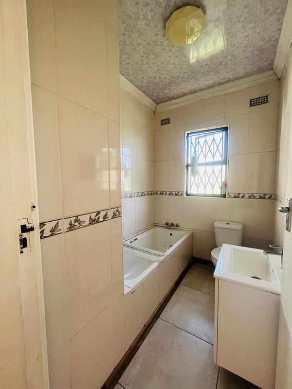 5 Bedroom Property for Sale in Uvongo KwaZulu-Natal