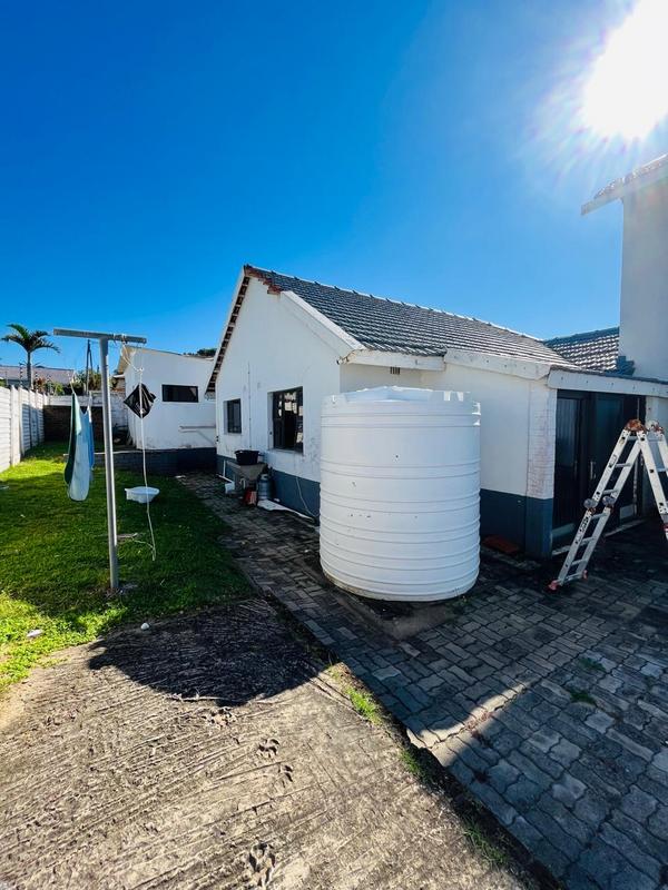5 Bedroom Property for Sale in Uvongo KwaZulu-Natal
