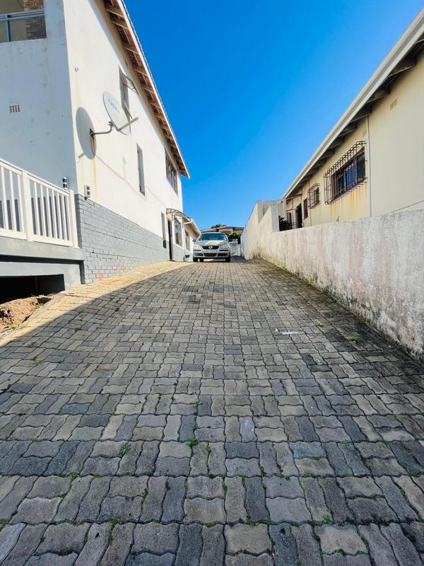 5 Bedroom Property for Sale in Uvongo KwaZulu-Natal