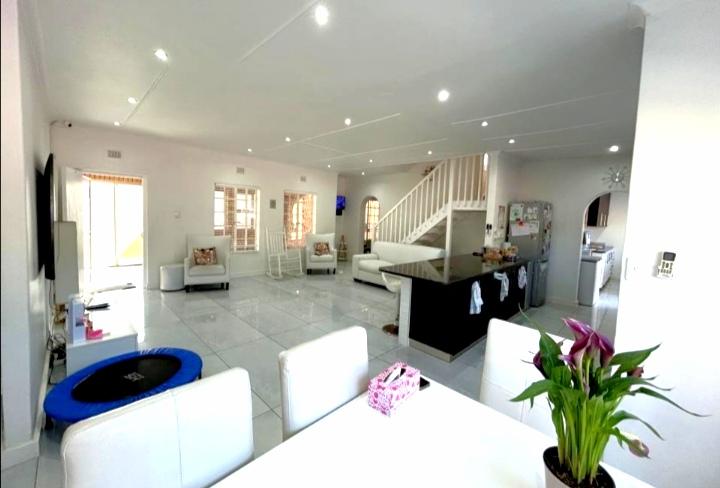 5 Bedroom Property for Sale in Meer En See KwaZulu-Natal