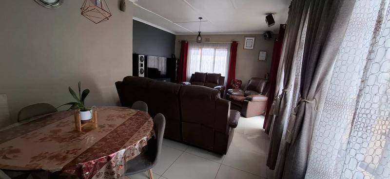 3 Bedroom Property for Sale in Stonebridge KwaZulu-Natal