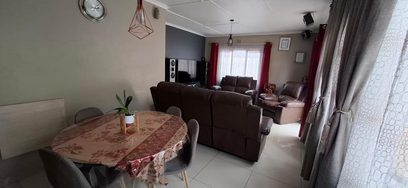 3 Bedroom Property for Sale in Stonebridge KwaZulu-Natal