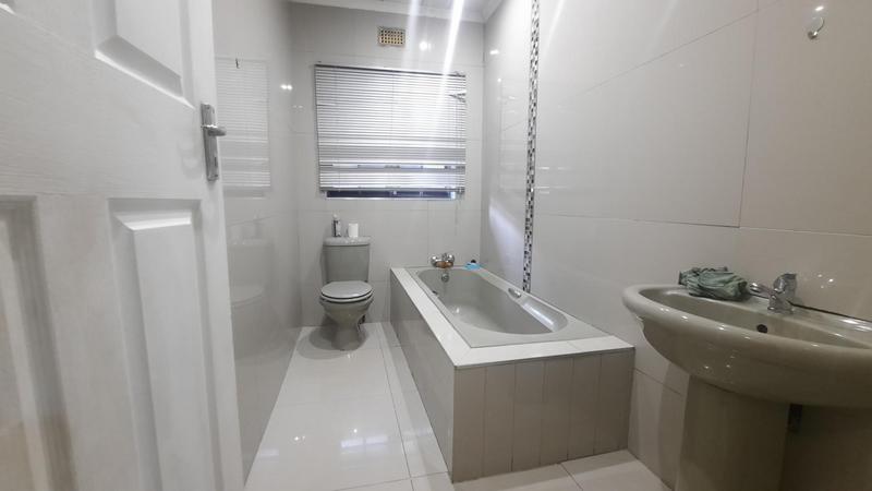 To Let 5 Bedroom Property for Rent in Glen Anil KwaZulu-Natal