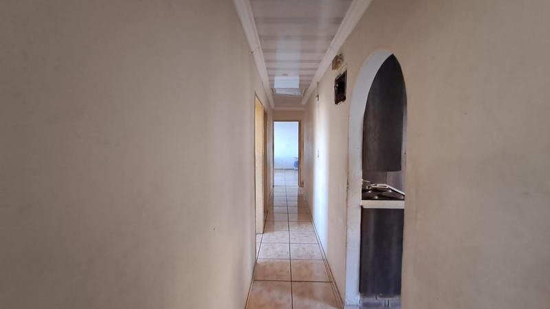 5 Bedroom Property for Sale in Umlazi KwaZulu-Natal