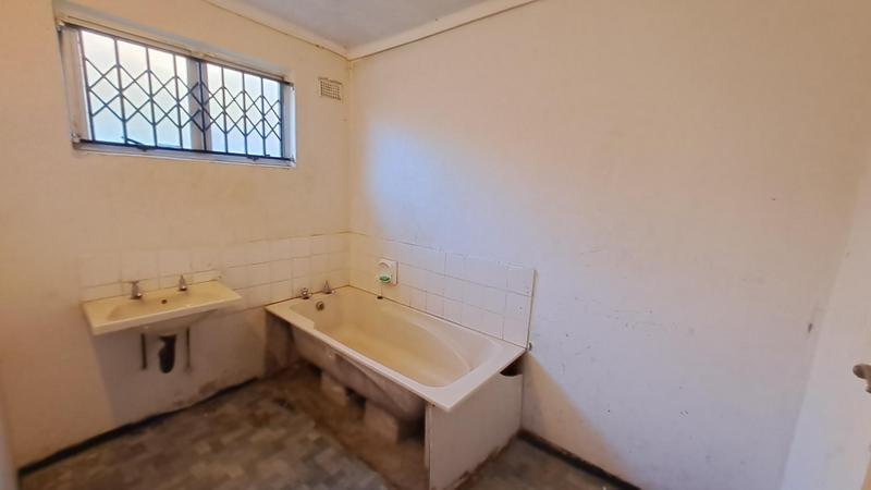 5 Bedroom Property for Sale in Umlazi KwaZulu-Natal