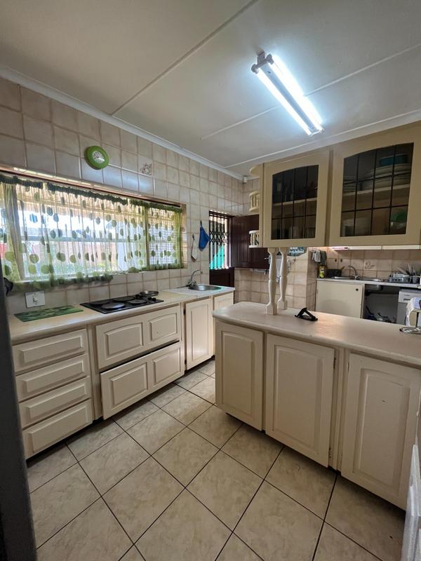 6 Bedroom Property for Sale in Uvongo KwaZulu-Natal