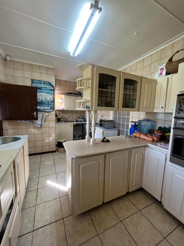 6 Bedroom Property for Sale in Uvongo KwaZulu-Natal