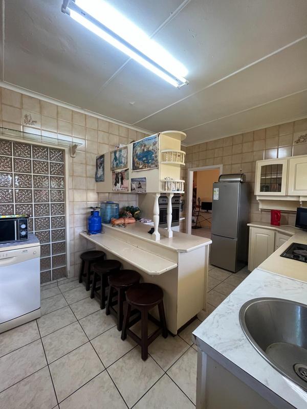 6 Bedroom Property for Sale in Uvongo KwaZulu-Natal