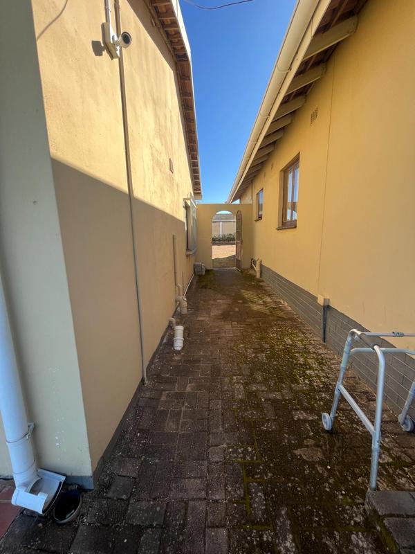 6 Bedroom Property for Sale in Uvongo KwaZulu-Natal