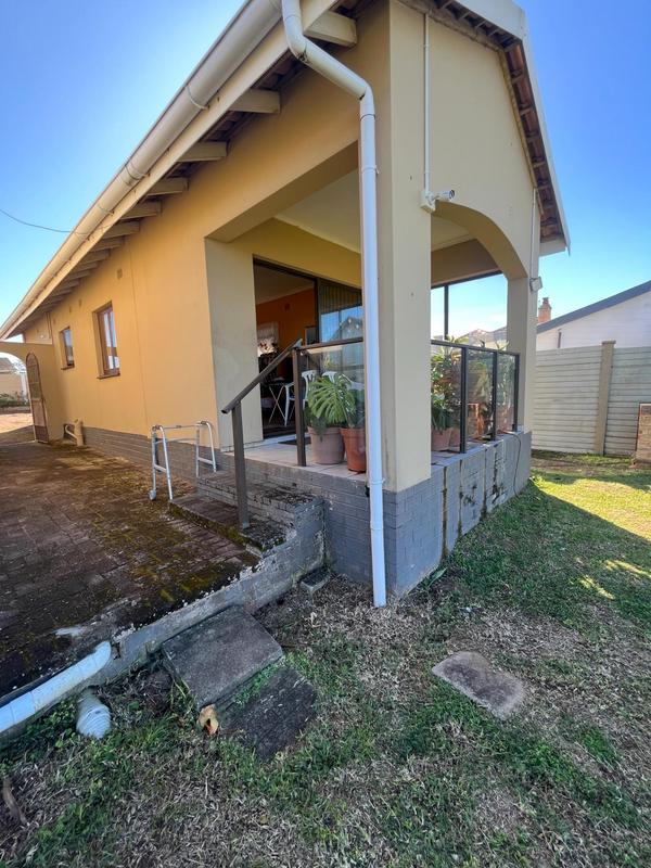 6 Bedroom Property for Sale in Uvongo KwaZulu-Natal