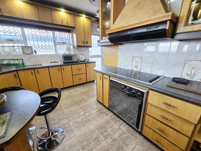 8 Bedroom Property for Sale in Tinley Manor KwaZulu-Natal