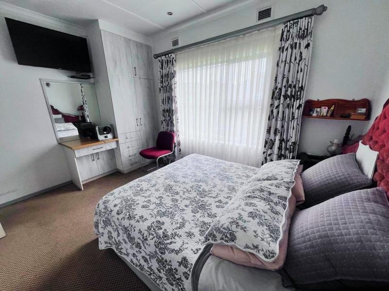5 Bedroom Property for Sale in Oslo Beach KwaZulu-Natal