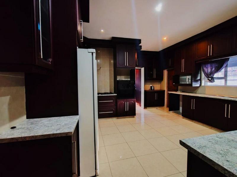 6 Bedroom Property for Sale in Umtentweni KwaZulu-Natal