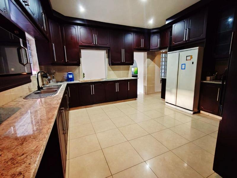 6 Bedroom Property for Sale in Umtentweni KwaZulu-Natal