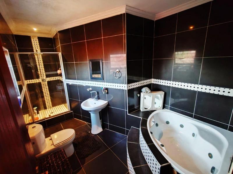 6 Bedroom Property for Sale in Umtentweni KwaZulu-Natal