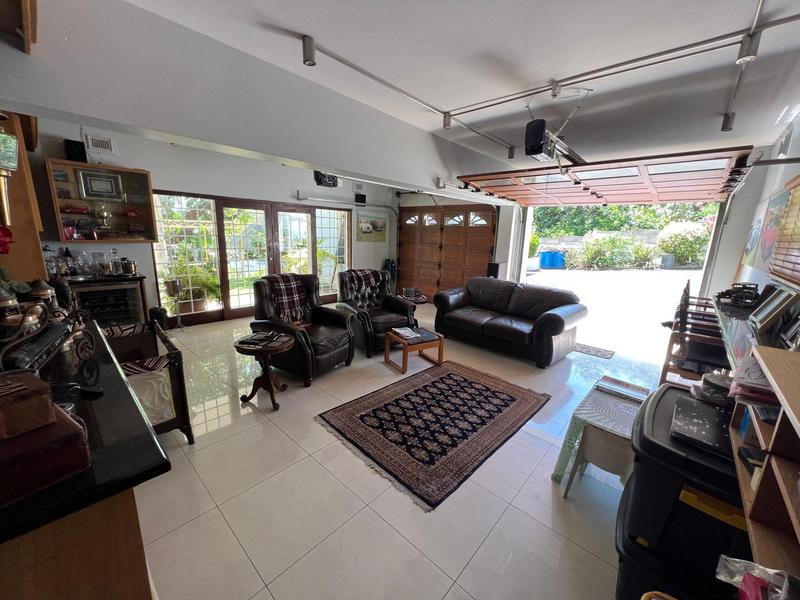 5 Bedroom Property for Sale in Uvongo KwaZulu-Natal