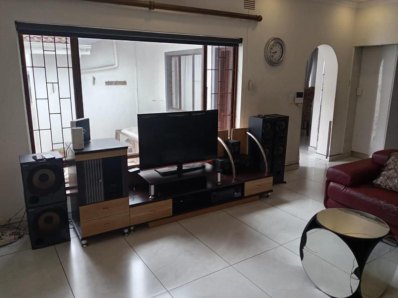 To Let 5 Bedroom Property for Rent in Margate KwaZulu-Natal