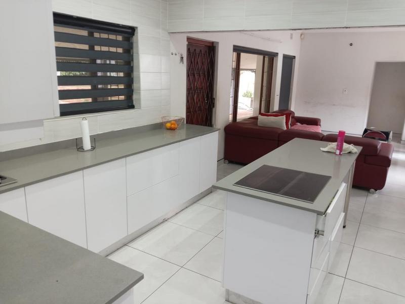 To Let 5 Bedroom Property for Rent in Margate KwaZulu-Natal