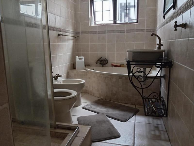 To Let 5 Bedroom Property for Rent in Margate KwaZulu-Natal