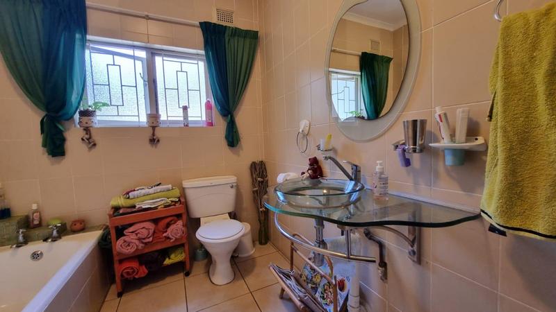5 Bedroom Property for Sale in Uvongo KwaZulu-Natal