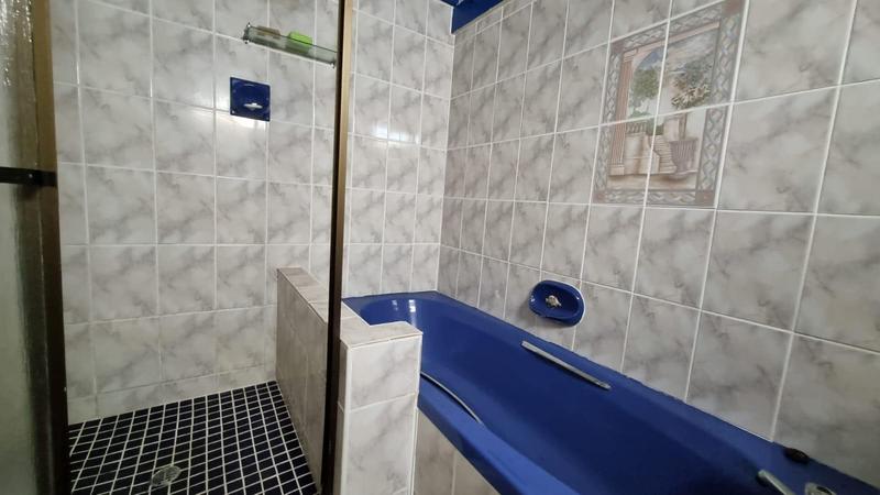 5 Bedroom Property for Sale in Uvongo KwaZulu-Natal