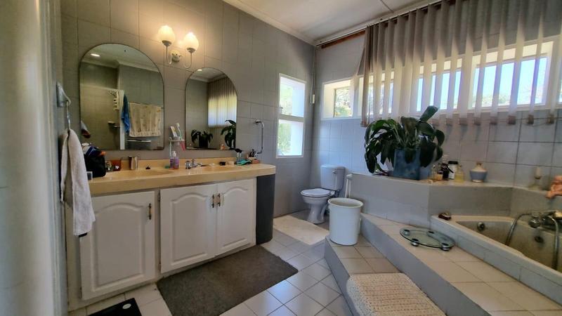 5 Bedroom Property for Sale in Uvongo KwaZulu-Natal