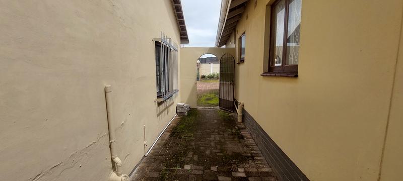 5 Bedroom Property for Sale in Uvongo KwaZulu-Natal