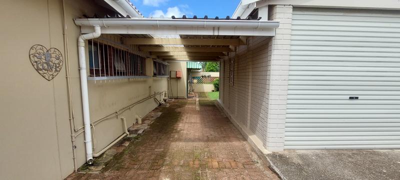 5 Bedroom Property for Sale in Uvongo KwaZulu-Natal