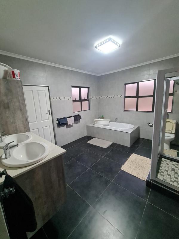 5 Bedroom Property for Sale in Inanda KwaZulu-Natal