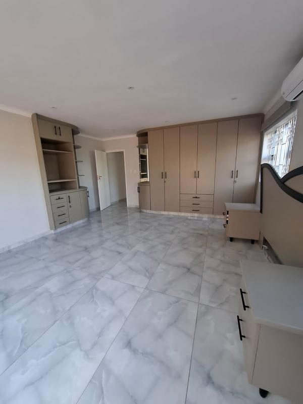 5 Bedroom Property for Sale in Umhlanga Rocks KwaZulu-Natal