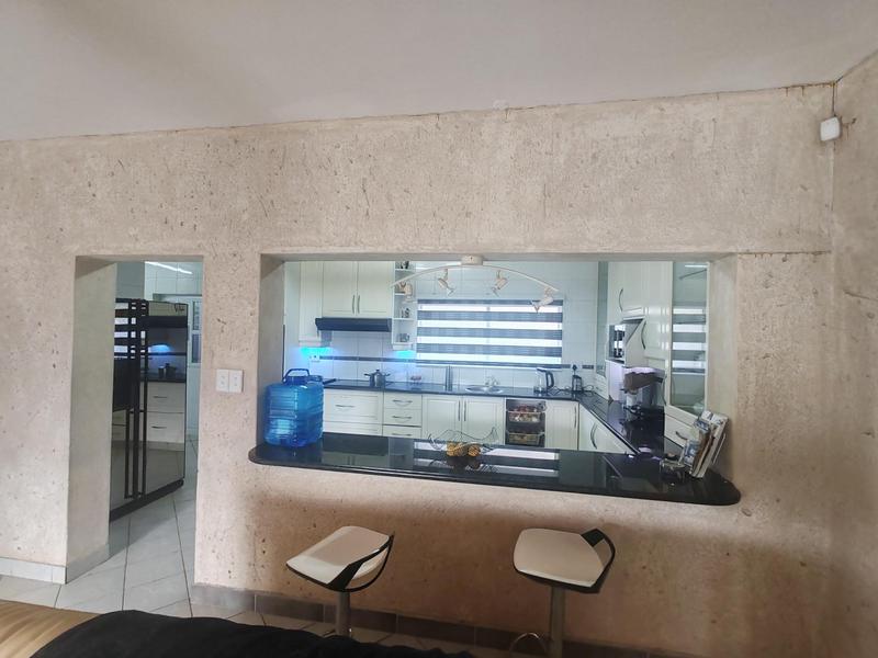 5 Bedroom Property for Sale in Uvongo KwaZulu-Natal