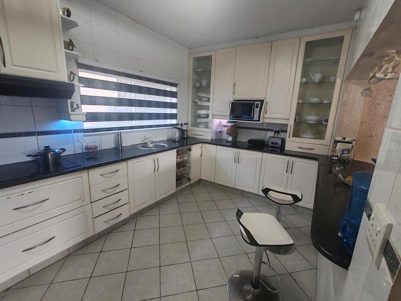 5 Bedroom Property for Sale in Uvongo KwaZulu-Natal