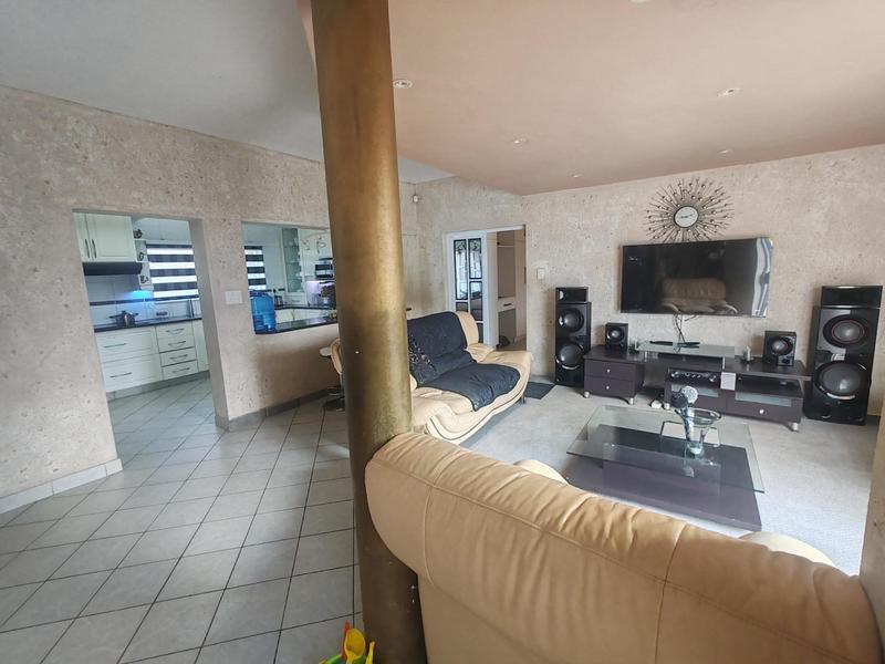 5 Bedroom Property for Sale in Uvongo KwaZulu-Natal
