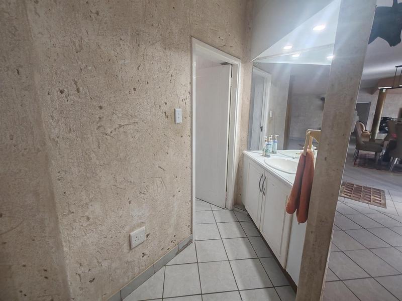 5 Bedroom Property for Sale in Uvongo KwaZulu-Natal