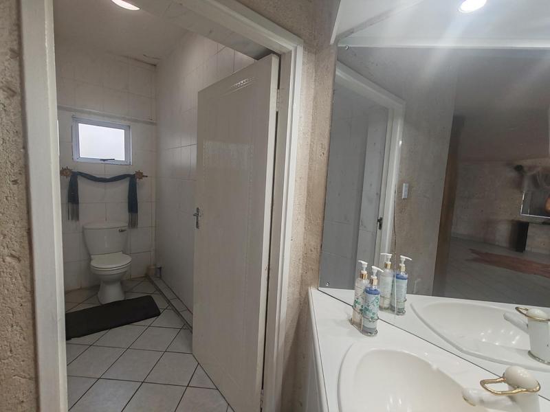 5 Bedroom Property for Sale in Uvongo KwaZulu-Natal