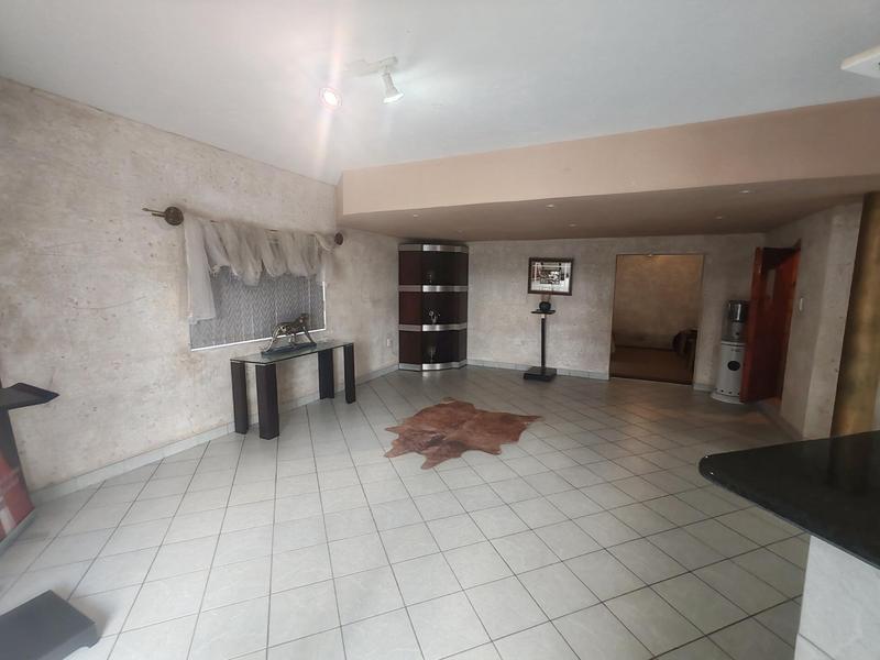5 Bedroom Property for Sale in Uvongo KwaZulu-Natal