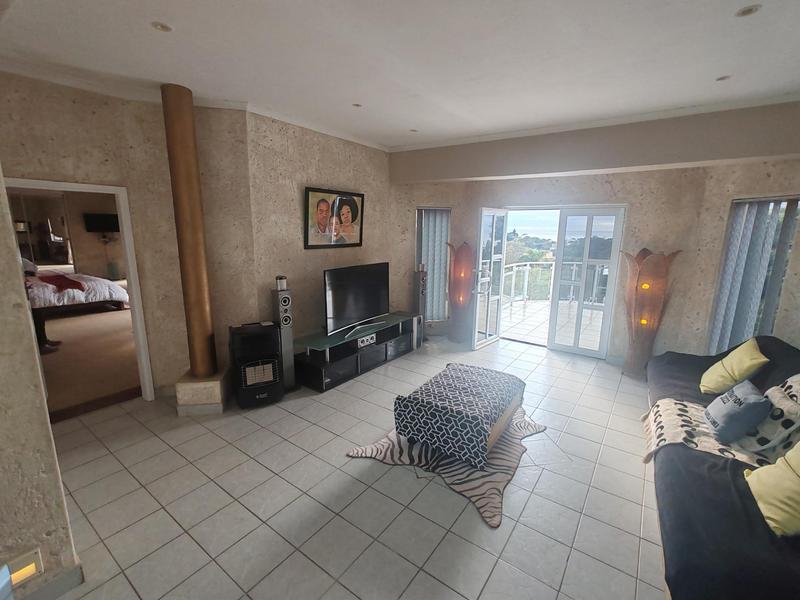 5 Bedroom Property for Sale in Uvongo KwaZulu-Natal