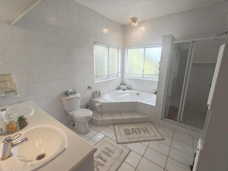 5 Bedroom Property for Sale in Uvongo KwaZulu-Natal