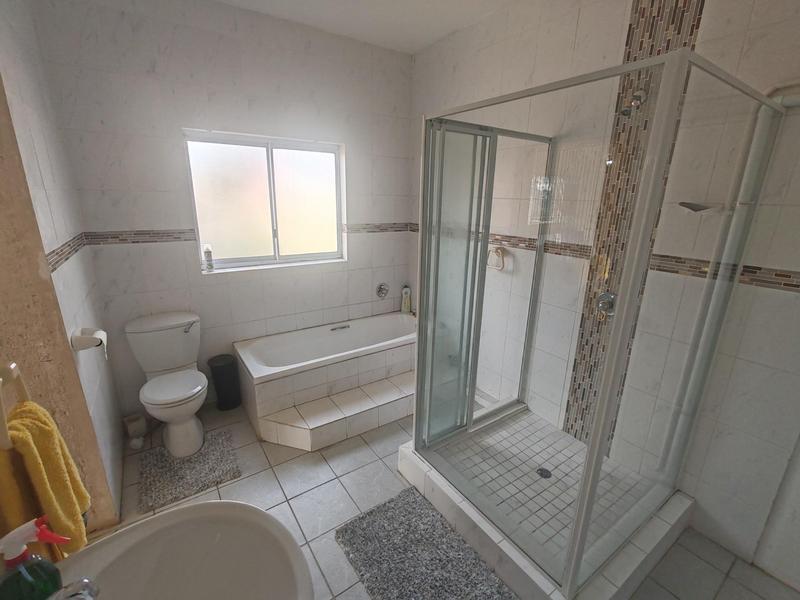 5 Bedroom Property for Sale in Uvongo KwaZulu-Natal