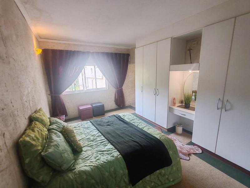 5 Bedroom Property for Sale in Uvongo KwaZulu-Natal