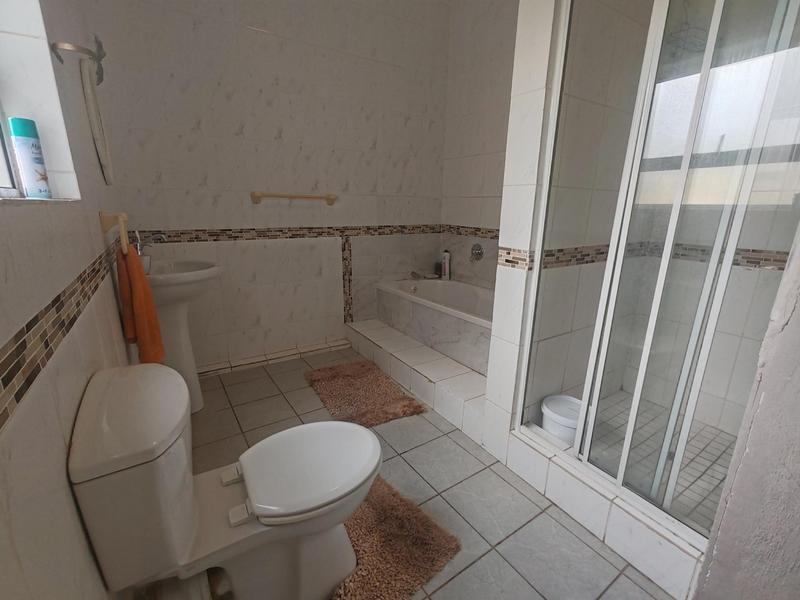 5 Bedroom Property for Sale in Uvongo KwaZulu-Natal