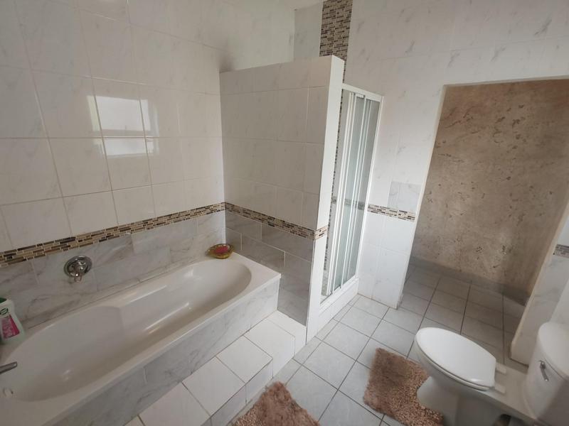 5 Bedroom Property for Sale in Uvongo KwaZulu-Natal