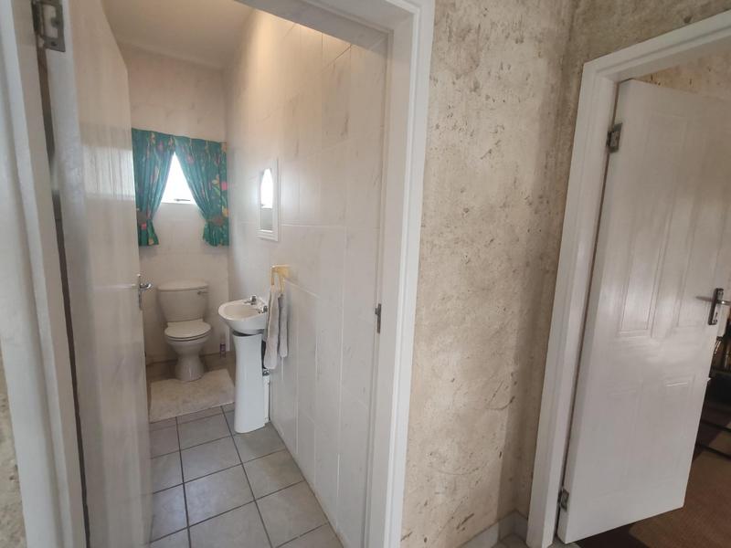 5 Bedroom Property for Sale in Uvongo KwaZulu-Natal