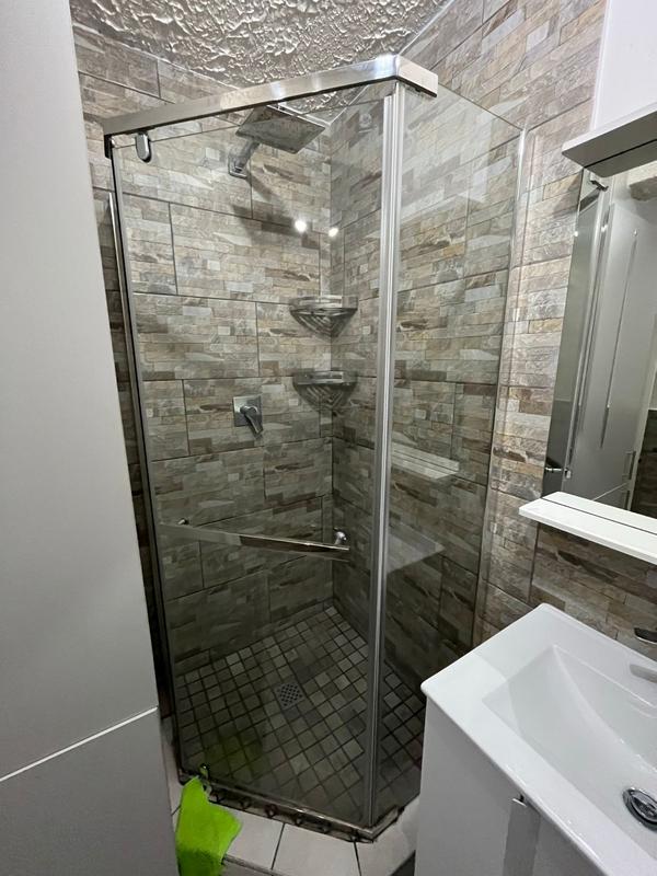 1 Bedroom Property for Sale in Essenwood KwaZulu-Natal