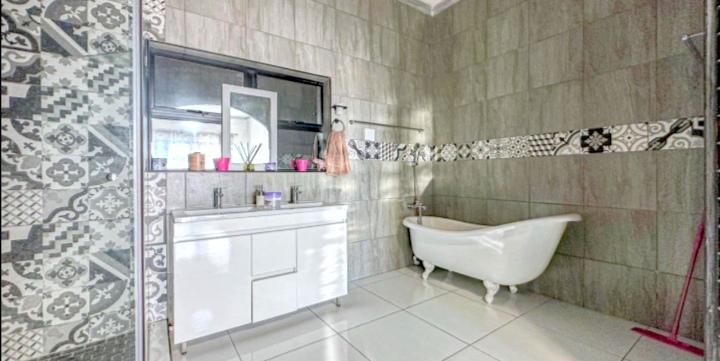 4 Bedroom Property for Sale in Meer En See KwaZulu-Natal